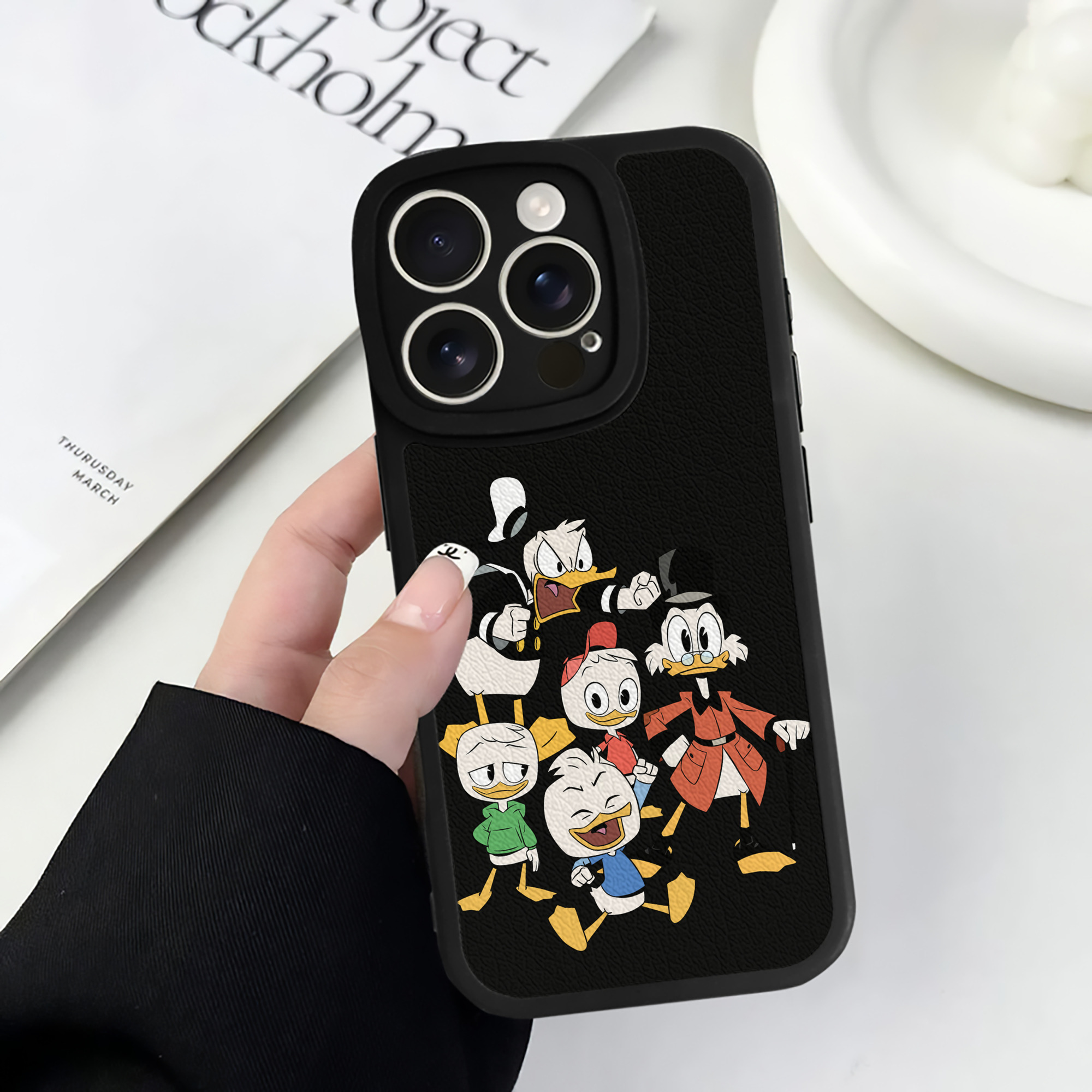 （画像用） ミッキーマウス Mickey Mouse 【iPhone 16シリーズ対応】シリコンスマホケース（レザー調） 材質：シリコン